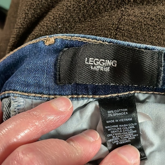 Express size 6 dark wash destress mid-rise jegging
jeans - Picture 13 of 14